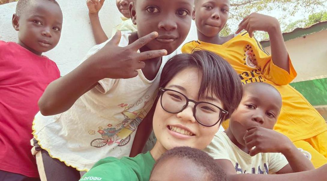 ガーナでチャイルドケア活動中の大学生ボランティア・鬼頭伶実さんと現地の子供たち